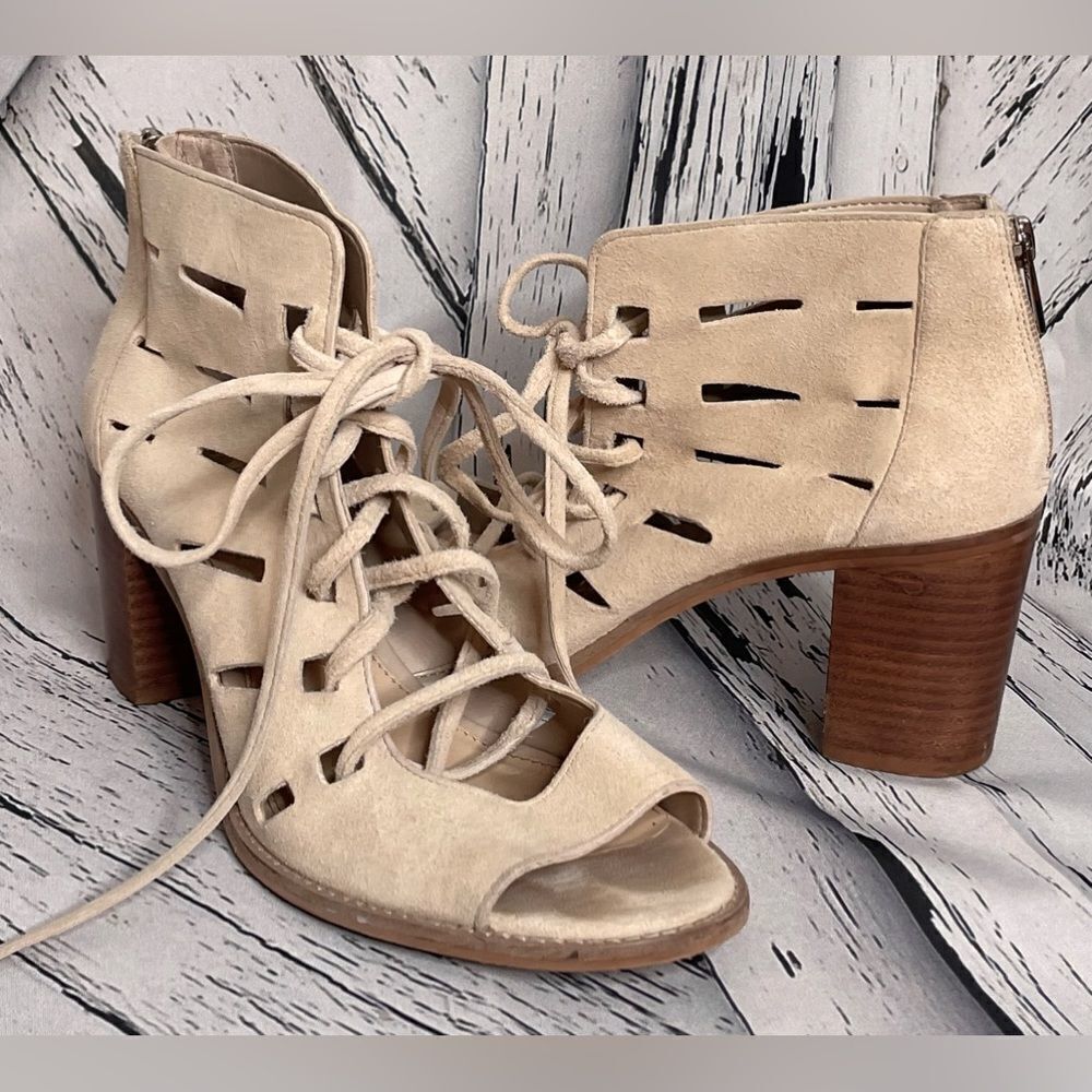 Vince Camuto Tressa Suede Lace Up Block Heel Sandal Booties Sand Sz 8.5
